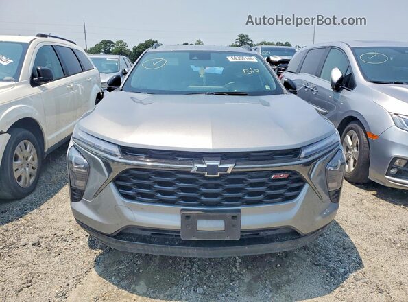 KL77LJEPXSC027027 2025 CHEVROLET TRAX Серый Вид спереди