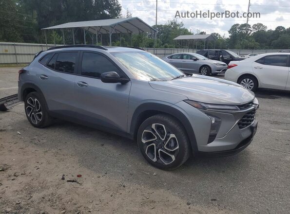 KL77LJEPXSC027027 2025 CHEVROLET TRAX Серый Передняя правая четверть