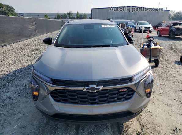 KL77LJEPXTC185465 2026 CHEVROLET TRAX Gray წინა ხედი