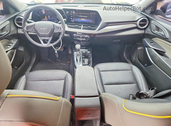 KL77LKE23RC069995 2024 CHEVROLET TRAX Silver წინა პანელის ხედი