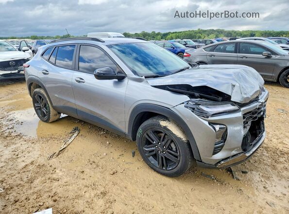 KL77LKE23RC069995 2024 CHEVROLET TRAX Silver წინა მარჯვენა