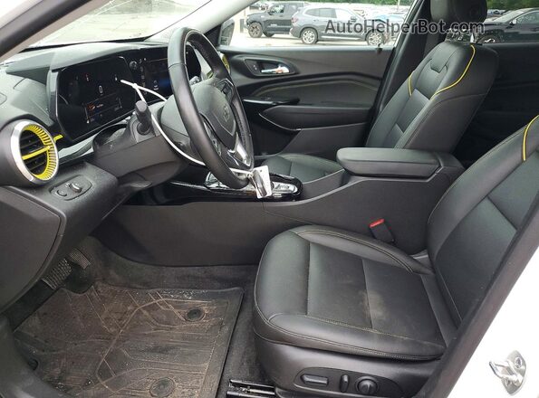 KL77LKE27RC223690 2024 CHEVROLET TRAX Белый Вид салона спереди