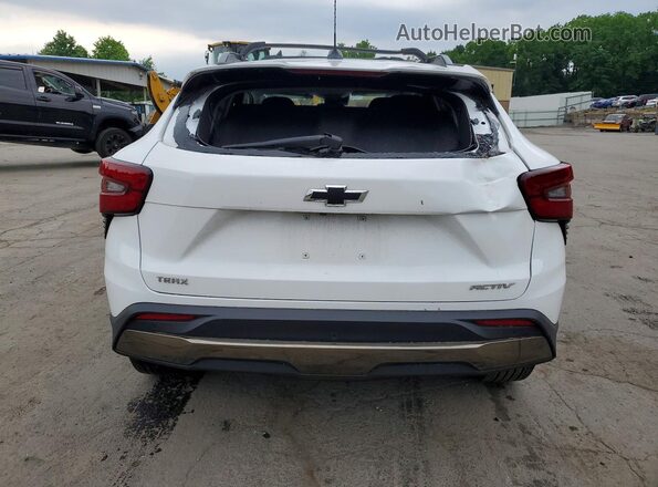 KL77LKE27RC223690 2024 CHEVROLET TRAX Белый Вид сзади