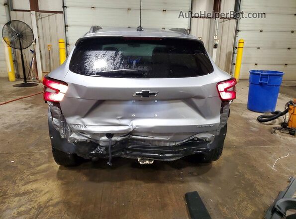 KL77LKE28RC066252 2024 CHEVROLET TRAX Gray Widok z tyłu