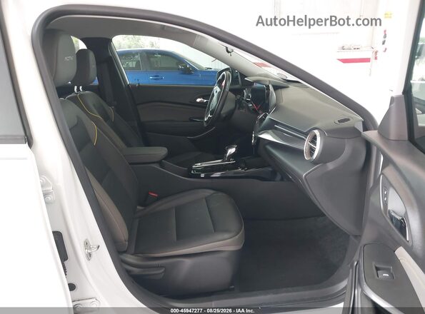 KL77LKE28RC164813 2024 CHEVROLET TRAX White Вид салону спереду