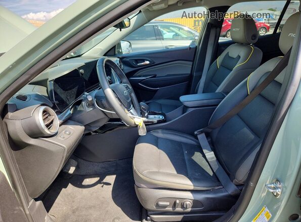 KL77LKEP0SC321803 2025 CHEVROLET TRAX Green Widok wnętrza z przodu