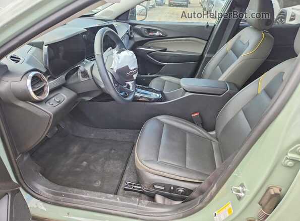 KL77LKEP1SC162953 2025 CHEVROLET TRAX Green Front interior view