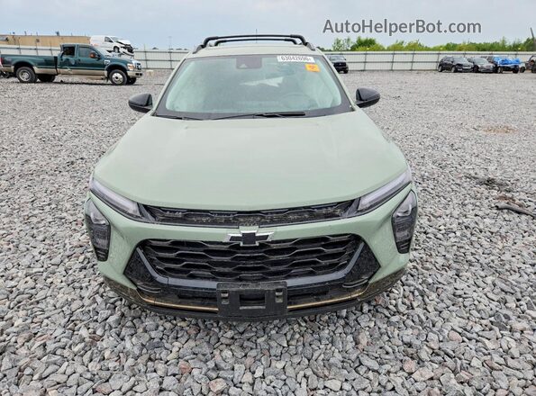 KL77LKEP2SC058956 2025 CHEVROLET TRAX Green Вид спереду