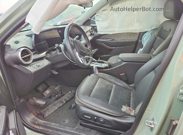 KL77LKEP2SC058956 2025 CHEVROLET TRAX Green Вид салону спереду