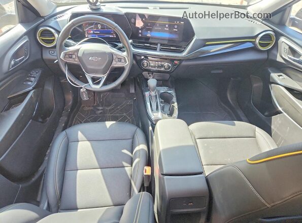 KL77LKEP2TC071126 2026 CHEVROLET TRAX Black Առջևի վահանակի տեսք