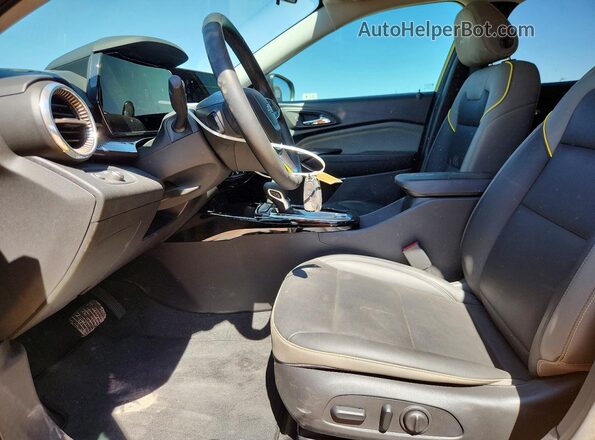 KL77LKEP3SC051871 2025 CHEVROLET TRAX Желтый Вид салона спереди