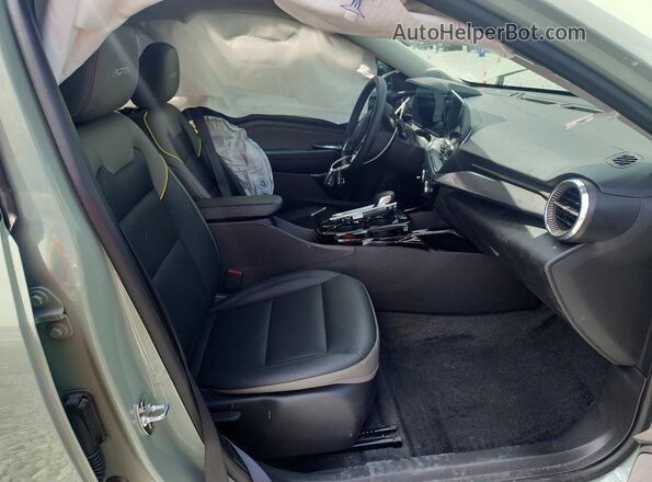 KL77LKEP3SC272368 2025 CHEVROLET TRAX Green Vista interior delantera