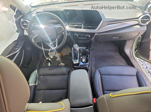 KL77LKEP3SC272368 2025 CHEVROLET TRAX Green Vista del salpicadero