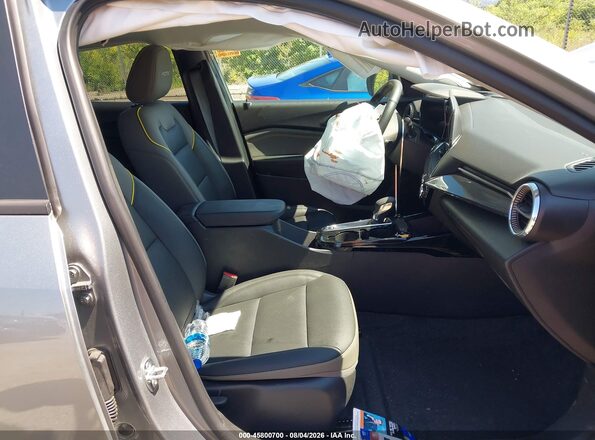 KL77LKEP4SC343027 2025 CHEVROLET TRAX Gray Widok wnętrza z przodu