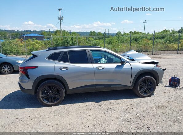 KL77LKEP4SC343027 2025 CHEVROLET TRAX Gray Widok wnętrza z tyłu