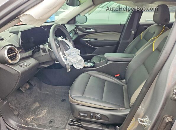 KL77LKEP6SC273224 2025 CHEVROLET TRAX Gray წინა სალონის ხედი