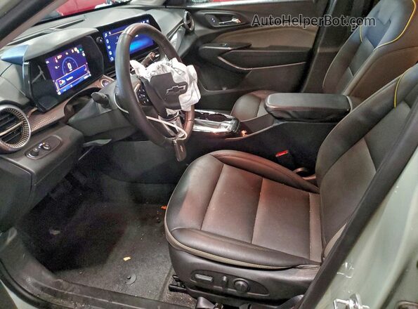KL77LKEP7SC018985 2025 CHEVROLET TRAX Зеленый Вид салона спереди