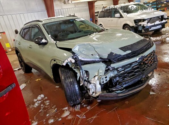 KL77LKEP7SC018985 2025 CHEVROLET TRAX Зеленый Передняя правая четверть