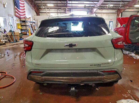 KL77LKEP7SC018985 2025 CHEVROLET TRAX Зеленый Вид сзади