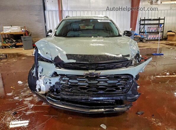 KL77LKEP7SC018985 2025 CHEVROLET TRAX Зеленый Вид спереди