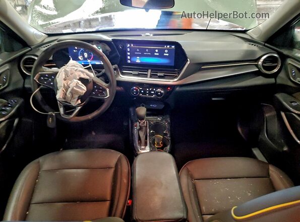 KL77LKEP7SC018985 2025 CHEVROLET TRAX Зеленый Вид панели приборов