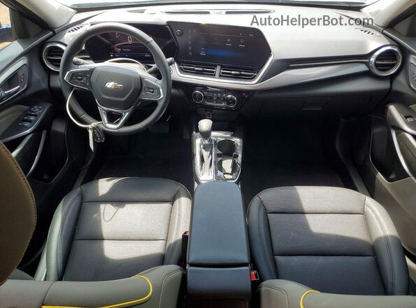 KL77LKEP7TC015389 2026 CHEVROLET TRAX Silver Vista del salpicadero