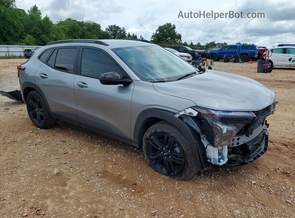 KL77LKEP7TC015389 2026 CHEVROLET TRAX Silver Delantero derecho