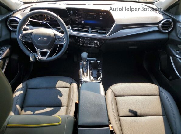 KL77LKEP8TC019323 2026 CHEVROLET TRAX Зеленый Вид панели приборов