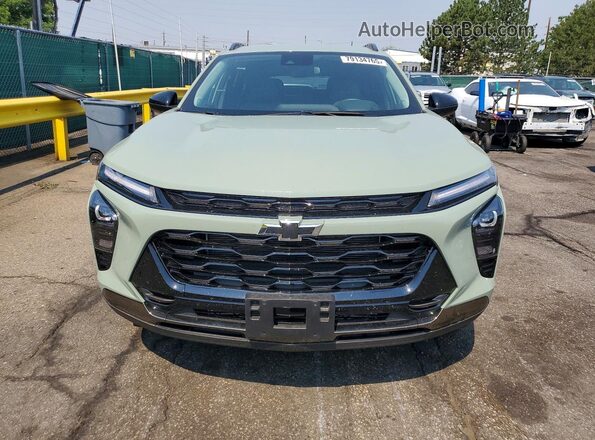 KL77LKEP8TC019323 2026 CHEVROLET TRAX Зеленый Вид спереди