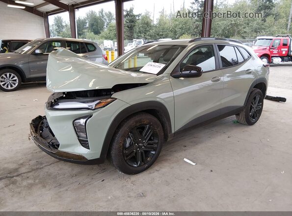KL77LKEP8TC050281 2026 CHEVROLET TRAX Green Առջևի ձախ երեք քառորդ տեսարան