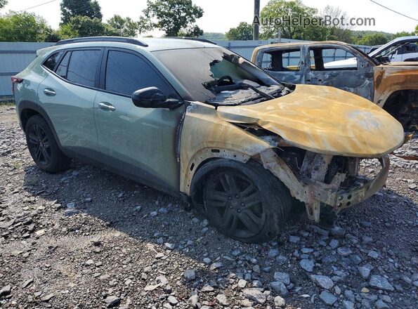 KL77LKEP9SC186918 2025 CHEVROLET TRAX Green Delantero derecho