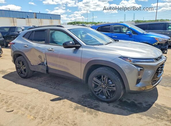 KL77LKEP9TC029519 2026 CHEVROLET TRAX Silver Front right