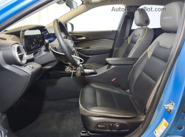 KL77LKEPXSC154530 2025 CHEVROLET TRAX Синий Вид салона спереди