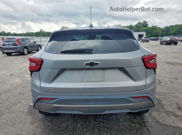 KL77LKEPXSC166743 2025 CHEVROLET TRAX Серый Вид сзади