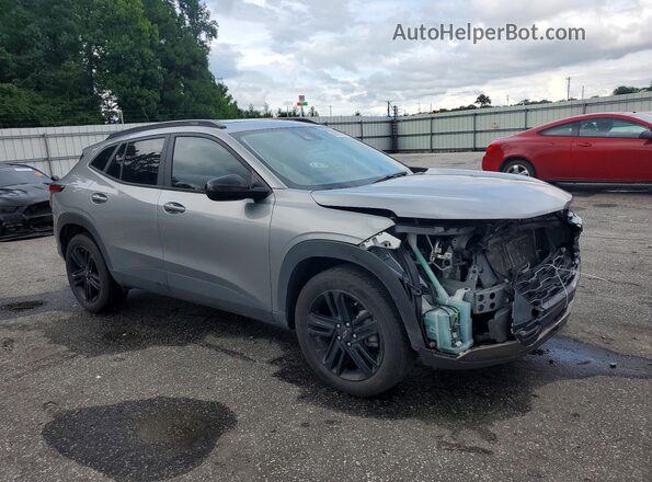KL77LKEPXSC166743 2025 CHEVROLET TRAX Серый Передняя правая четверть