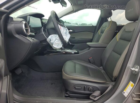 KL77LKEPXSC166743 2025 CHEVROLET TRAX Серый Вид салона спереди