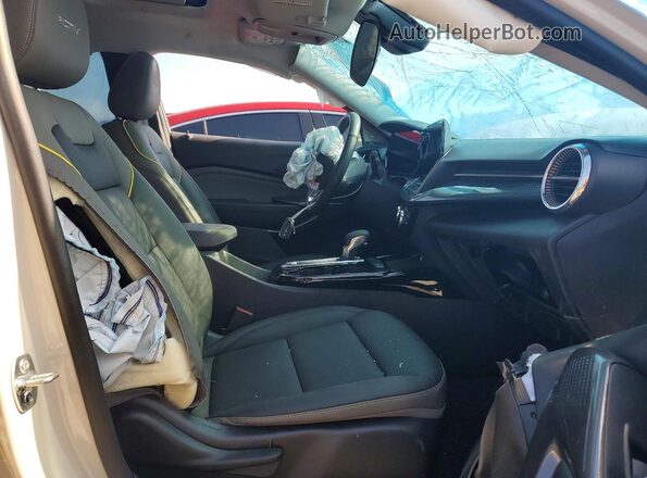 KL77LKEPXTC045731 2026 CHEVROLET TRAX Желто-коричневый Вид салона спереди