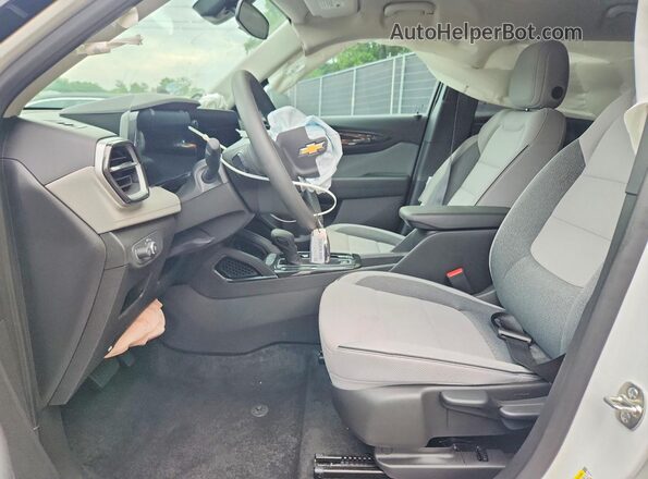 KL79MPSL1TB085545 2026 CHEVROLET TRAILBLAZER White Widok wnętrza z przodu