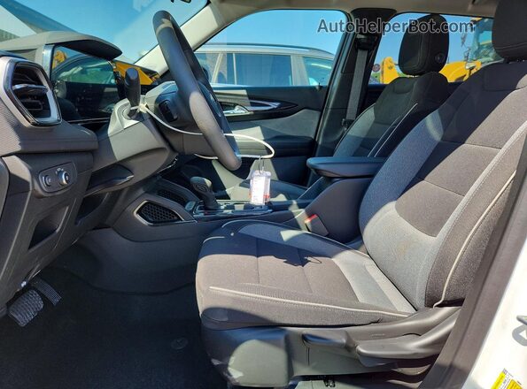 KL79MPSP8TB191851 2026 CHEVROLET TRAILBLAZER White Widok wnętrza z przodu