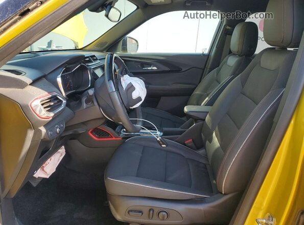 KL79MTSL2PB213077 2023 CHEVROLET TRAILBLAZER Gold Front interior view