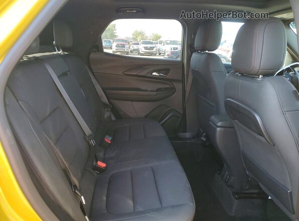 KL79MTSL2PB213077 2023 CHEVROLET TRAILBLAZER Gold Rear interior view