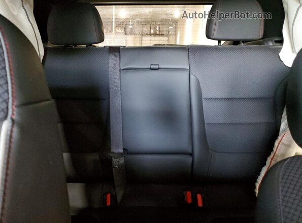 KL79MTSL6MB017865 2021 CHEVROLET TRAILBLAZER Red Widok tylnych siedzeń