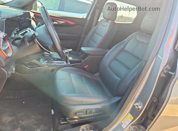 KL79MTSLXRB109925 2024 CHEVROLET TRAILBLAZER Silver Widok wnętrza z przodu