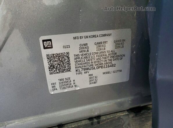 KL79MUSL0PB116482 2023 CHEVROLET TRAILBLAZER Gray Widok naklejki z numerem VIN