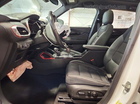 KL79MUSL7MB162404 2021 CHEVROLET TRAILBLAZER White Widok wnętrza z przodu