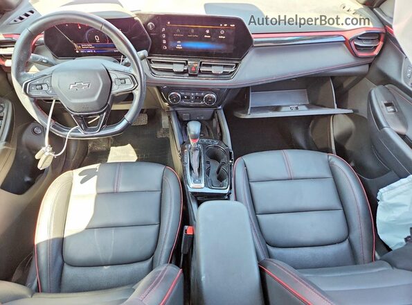 KL79MUSL8RB105233 2024 CHEVROLET TRAILBLAZER Темно-бордовый Вид панели приборов