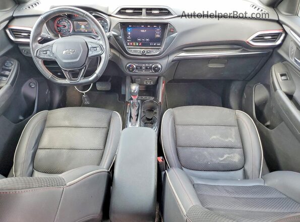 KL79MUSLXPB042522 2023 CHEVROLET TRAILBLAZER Бордовый Вид панели приборов