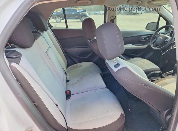 KL7CJKSB3HB055964 2017 CHEVROLET TRAX White Vista del compartimento del motor