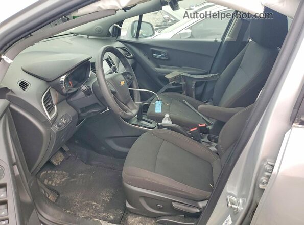 KL7CJKSB4HB093199 2017 CHEVROLET TRAX Серебряный Вид салона спереди