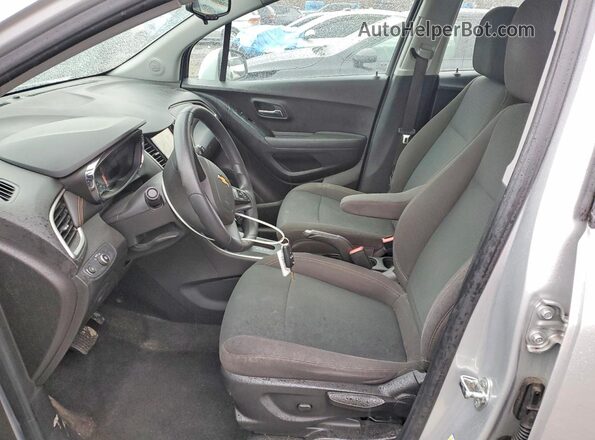 KL7CJKSB5JB593152 2018 CHEVROLET TRAX Silver Вид салону спереду